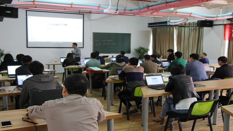 在培训实施过程中，要关注以下几点：